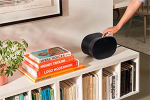Enceinte Wi-Fi Sonos posée sur une bibliothèque