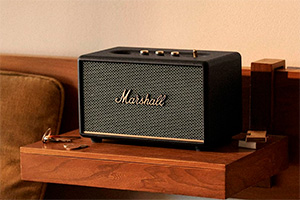 Enceinte rétro Marshall posée dans une chambre
